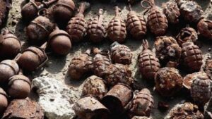 بالصور:العثور على قنابل قرب ثانوية يستنفر الأجهزة الأمنية