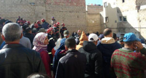 شبح اختطاف الأطفال بسوس يعيد الرعب إلى نفوس المواطنين، و”جيران” يحبطون محاولة اختطاف شابة لطفل بسيارتها التي تعرضت للكسر.