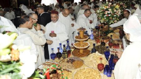 فضيحة بالصور والفيديو:تهافت "البرلمانيين" على “حلويات سيدنا” وجمعها في أكياس تغضب مغاربة الفيسبوك