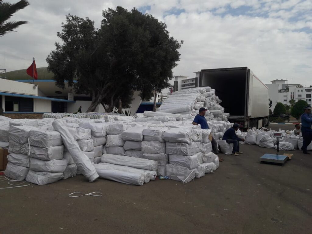 بالصور:جمارك أكادير تضرب بقوة وتحجز شاحنة محملة بكميات مهمة من البضائع المهربة