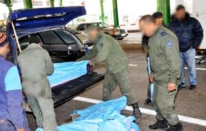 ضبط 30 سيفا كبير الحجم مدسوسة في عربة تحمل شحنة من البضائع المهربة