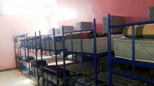 فضيحة بتارودانت:إرغام أكثر من 300 تلميذ على إيواء أنفسهم داخل محلات تجارية وسط سوق أسبوعي