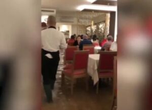 غريب: مطعم يواصل نشاطه بشكل عادي بالرغم من الفيضانات بمدينة البندقية