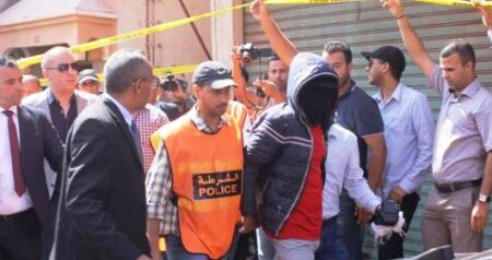 +صور: مواطنون يطالبون بإعدام قاتل “ناذلة” بأيت ملول خلال أطوار عملية إعادة تمثيل الجريمة. +صور: مواطنون يطالبون بإعدام قاتل "ناذلة" بأيت ملول خلال أطوار عملية إعادة تمثيل الجريمة.