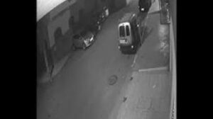 هكذا  تتم عملية سرقة السيارات خلال الليل، والناس نيام.