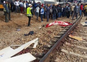 أحد الناجين من فاجعة القطار: الريوس مْقطعة وعباد الله جاو تيسرقو المصابين والموتى وتيقلبو ليهم صيكانهم