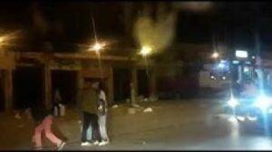 هكذا أوقف رجال الشرطة مجرما خطيرا يحمل سيفا في الشارع العام.