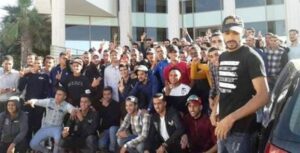 أكادير: هذا ما تقرر في قضية الشاب المتورط في توزيع الأعلام الاسبانية بمدرجات ملعب أدرار، وسط حضور مكثف للمحاكمة.