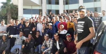 أكادير: هذا ما تقرر في قضية الشاب المتورط في توزيع الأعلام الاسبانية بمدرجات ملعب أدرار، وسط حضور مكثف للمحاكمة.