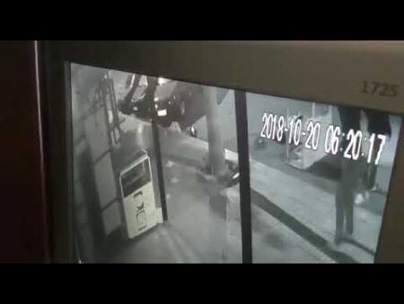 أكادير: (+فيديو خطير): عصابة إجرامية تهاجم محلا تجاريا بشكل مرعب، و تحاول تفجيره بنيران قنينة غاز.