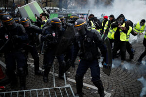 بالفيديو: اشتباكات عنيفة في باريس بين الشرطة ومحتجي “السترات الصفراء”