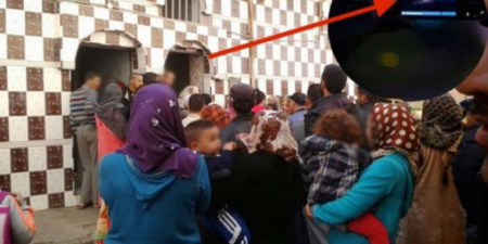 ضبط امرأة تصور النساء عاريات داخل حمام شعبي، وتفتيش هاتفها يكشف عن مفاجآت كبيرة