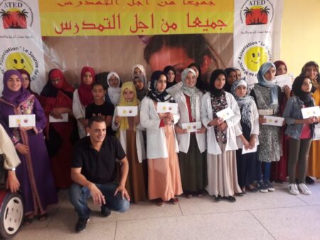 في خضم احتجاجات تلاميذ أكادير على ساعة العثماني…توزيع منح مالية على تلاميذ و تلميذات العالم القروي. وهذا هو السبب في خضم احتجاجات تلاميذ أكادير على ساعة العثماني...توزيع منح مالية على تلاميذ و تلميذات العالم القروي. وهذا هو السبب