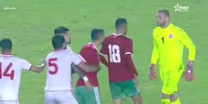 بعد فوز “الأسود” على “نسور قرطاج”.. “مضاربة خايبة” بين فجر والحارس التونسي والأمن يتدخل