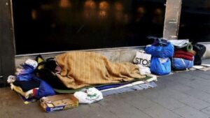 مشرد يتحول إلى مليونير بعد أن عثر على مفاجأة في القمامة!