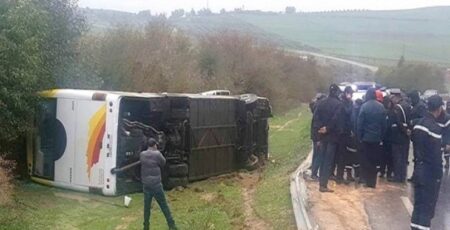 فاجعة:إصابة حوالي 24 شخصا بجروح متفاوتة الخطورة في انقلاب حافلة للمسافرين فاجعة:إصابة حوالي 24 شخصا بجروح متفاوتة الخطورة في انقلاب حافلة للمسافرين