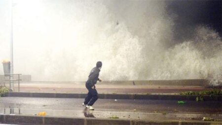 نشرة إنذارية خطيرة.. الأرصاد تحذر من “تسونامي” سيضرب من أكادير إلى الرباط نشرة إنذارية خطيرة.. الأرصاد تحذر من "تسونامي" سيضرب من أكادير إلى الرباط