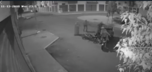 (+فيديو مثير)لصوص يستخدمون “تريبورتور”، و يهاجمون بالسيوف زوجين بأكادير