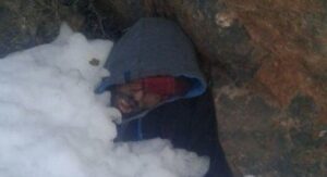 (+فيديو مؤثر) طريقة انتشال جثة راعي الأغنام  من تحت الثلوج تغضب المغاربة، ومطالب بمحاسبة المتورطين