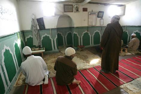 مثير:ناشط أمازيغي يدعو إلى فرض ضريبة على المصلين في المساجد