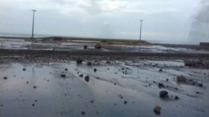 أمواج الشاطئ تقذف حجارة كبيرة والساكنة في حالة خوف شديد