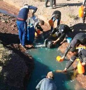 سرقة كميات من “الكازوال” المتدفقة من حمولة شاحنة انقلبت بشكل مفاجئ ضواحي زاكورة