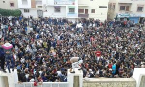 عااجل(+صور): حشود من التلاميذ تطوق مقر اكاديمية سوس وسط إغلاق الشارع الرئيسي المجاور، والمتظاهرون يرفعون شعار:”الشعب يريد إسقاط الساعة”.