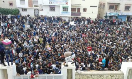عااجل(+صور): حشود من التلاميذ تطوق مقر اكاديمية سوس وسط إغلاق الشارع الرئيسي المجاور، والمتظاهرون يرفعون شعار:"الشعب يريد إسقاط الساعة".