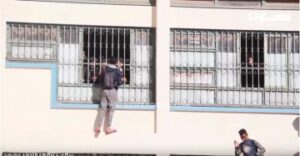 خطير: شاهد لحظة خروج تلاميذ من مؤسسة تعليمية احتجاجا على الساعة الإضافية