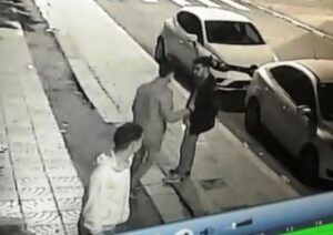 بالفيديو: سرقة سيارة بوثائقها في قلب مدينة أكادير بطريقة مثيرة، دون العثور على آثارها لحد الساعة.