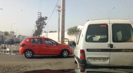 +صورة: عمود كهربائي وسط طريق رئيسية بقلب أكادير في مشهد غريب، يسائل الجهات المسؤولة.