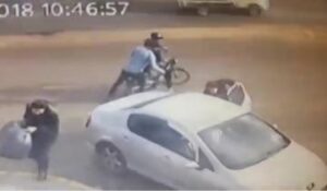 “الكريساج” بالعلالي لسيدة في الشارع العام من طرف لصوص الدراجة النارية (فيديو)