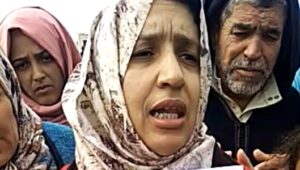 أهالي ضحايا فاجعة أكلو يحتجون بأكادير، ويطالبون بالكشف عن مصير أبنائهم.(فيديو).