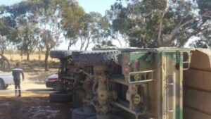 قتلى وجرحى في انقلاب شاحنة عسكرية..وإسعافات الجنود مستمرة