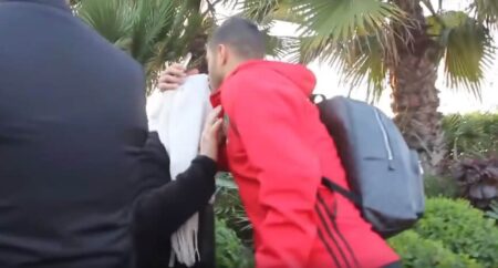 فيديو مؤثر.. اللاعب بلهندة يترك كل شيء ويتجه لتقبيل رأس والدته قبل مباراة الكاميرون فيديو مؤثر.. اللاعب بلهندة يترك كل شيء ويتجه لتقبيل رأس والدته قبل مباراة الكاميرون
