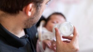 دراسة جديدة تحذر الرجال من الإنجاب بعد الـ 35 وتوضح خطورته على الطفل