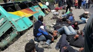 نزاع بين راكب وسائق حافلة ممتلئة بالمسافرين يتسبب في انقلابها، و يسفر عن إصابة العشرات بجروح خطيرة