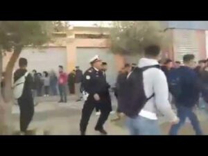 (+فيديو صادم) شرطي يعتدي بالضرب على تلميذ محتج ويسبه بألفاظ نابية يشعل مواقع التواصل ومطالب بمحاسبة المعتدي