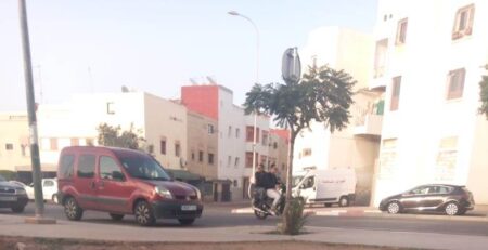 هدوء حذر يعود إلى شوارع أكادير، والتلاميذ يتوجهون إلى المدارس تحت مراقبة أعين رجال الأمن