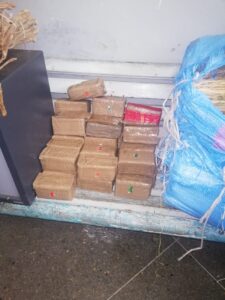 أكادير بالصور:تفاصيل التحقيق مع عصابة المخدرات يكشف عن 15 كيلو من “الحشيش” مدفونة بأرض خلاء بأكادير