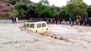 مغامرة سائق سيارة للنقل المزدوج تنتهي بكارثة وسط السيول الجارفة