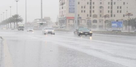 (+فيديوهات)أمطار رعدية غزيرة "تغرق" مجددا السعودية، والسلطات تقرر تعليق الدراسة