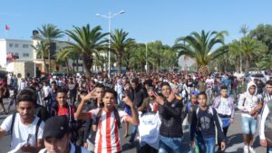 جمعويون بأكادير يتسائلون عمن يقف وراء تجييش التلاميذ، و يعتبرون احتجاجاتهم حقا مشروعا لكن داخل المؤسسات، وخروجهم إلى الشارع فيه مس بالأمن العام