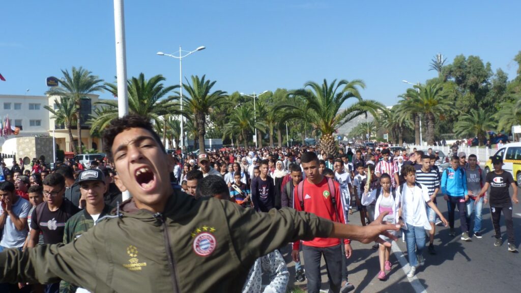 بالفيديو:شغب يصاحب احتجاجات تلاميذ في مدينة أكادير والمحتجون يتبرؤون منها