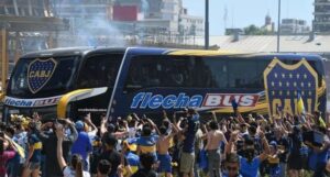 جماهير ريفربلايت تهاجم حافلة “البوكا جينيور” بالحجارة