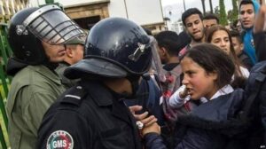 صورة تلميذة غاضبة في مواجهة الأمن تشعل الفايسبوك، و تلخص ما يدور في خوالج جيل الـ2000