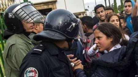 صورة تلميذة غاضبة في مواجهة الأمن تشعل الفايسبوك، و تلخص ما يدور في خوالج جيل الـ2000