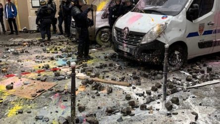 “السترات الصُّفر” تصعّد وترفع شعار “ارحل” في وجه ماكرون