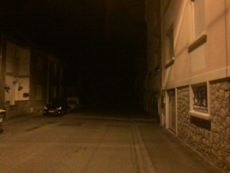 أكادير : انعدام الإنارة العمومية بأحد الشوارع الرئيسية ضواحي المدينة يثير غضب المواطنين، وسط مطالب بإصلاح الوضع