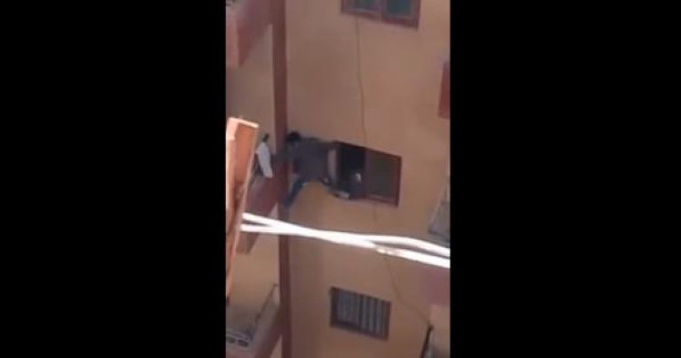 أم تخاطر بحياة ابنها القاصر وتجبره على تسلق “بالكون” في الطابق الثالث لأنه نسي المفتاح